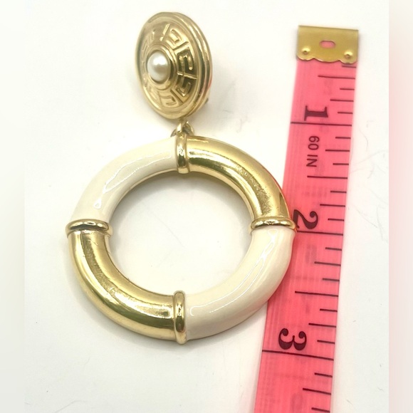 *Extremely Rare* Vintage Givenchy Gold Tone Ivory Enamel & Pearl Clip Earrings - Picture 6 of 6